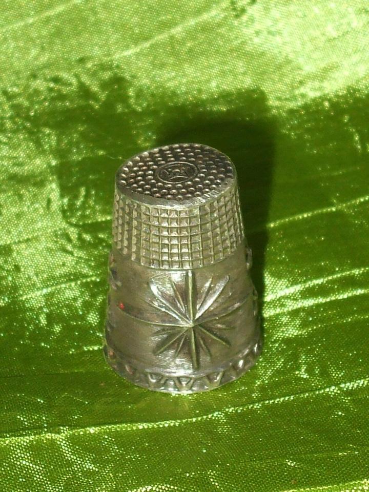 SCHÖNER FINGERHUT THIMBLE *STERNE* Sterling-Silber gestempelt in Gilching