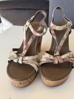 Esprit Sommerschuhe mit Absatz Blumen Leder Gr 38 Hessen - Kelkheim Vorschau