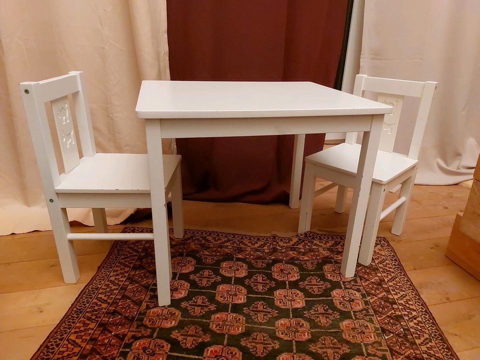 IKEA Kinder Tisch mit 2 weißen Stühlen KRITTER in Tönisvorst