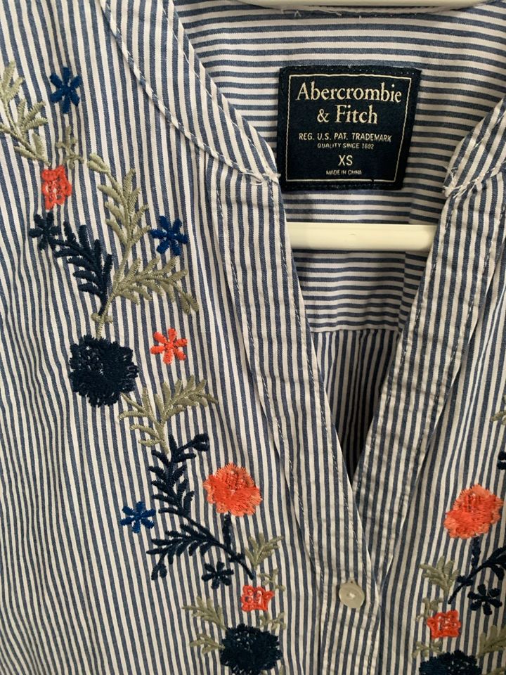 Bluse Abercrombie & Fitch Gr.  XS blau weiß Blumen Frühling in Solms