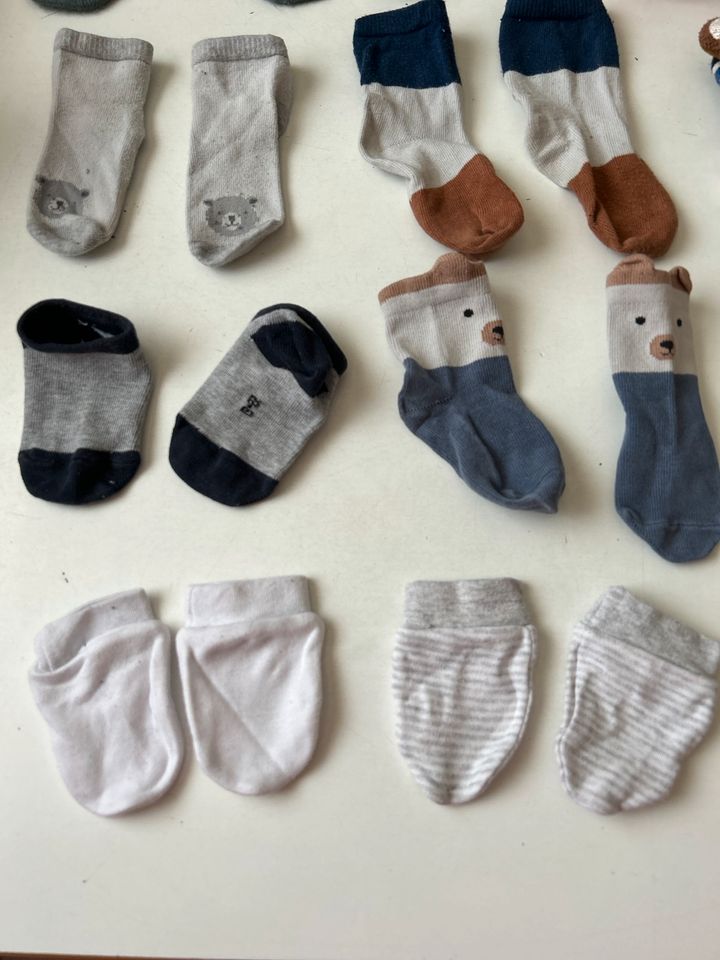 Weihnachten Baby Socken Strümpfe 19 20 21 22 Handschuhe 56 in Leverkusen