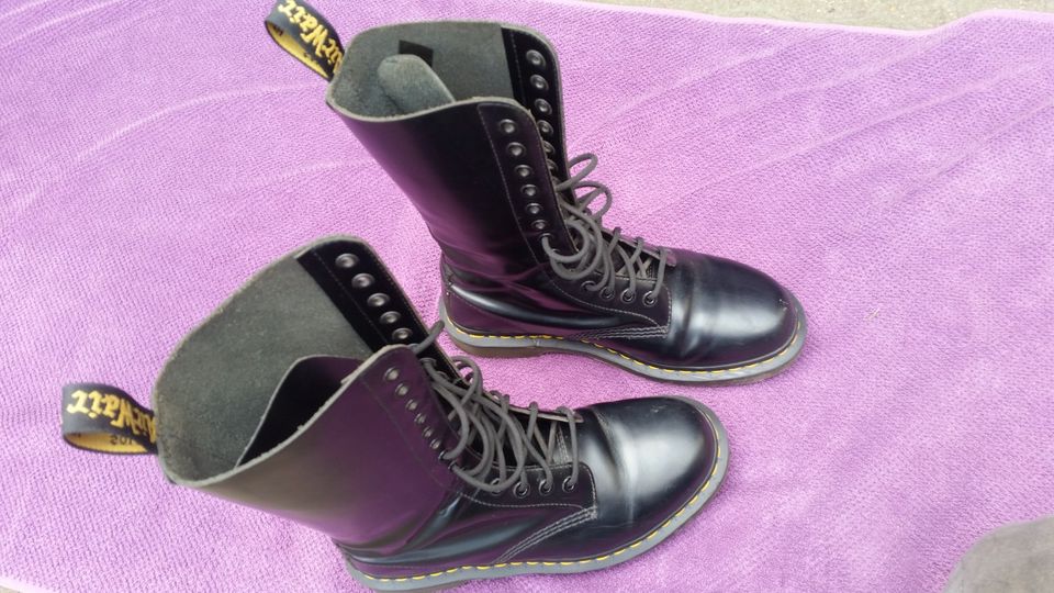 Dr. Martens 14 Loch Schnürstiefel Größe 39, schwarz in Bornheim Pfalz