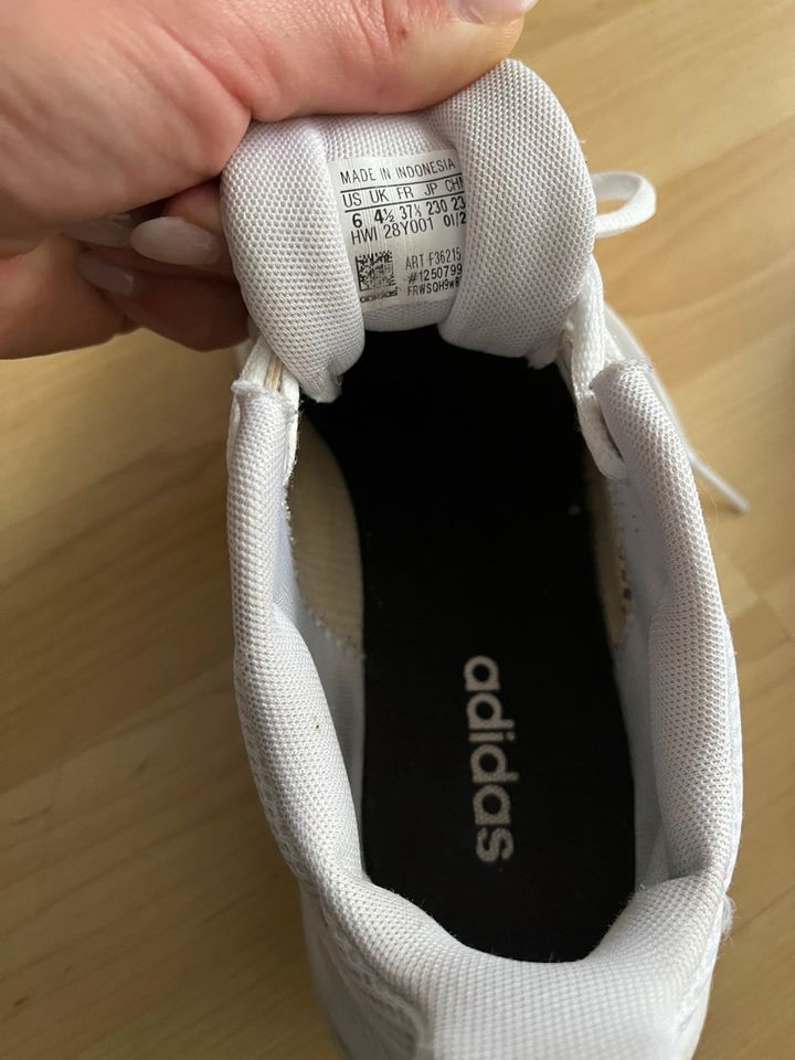 Adidas Sneaker in weiß Größe 37 1/3 in Rockenberg