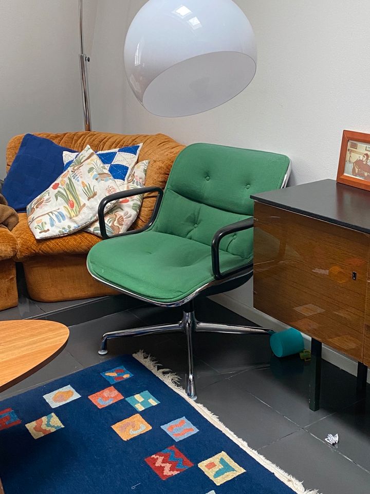 Pollock Executive Sessel Grun Vintage Eames Base in Berlin