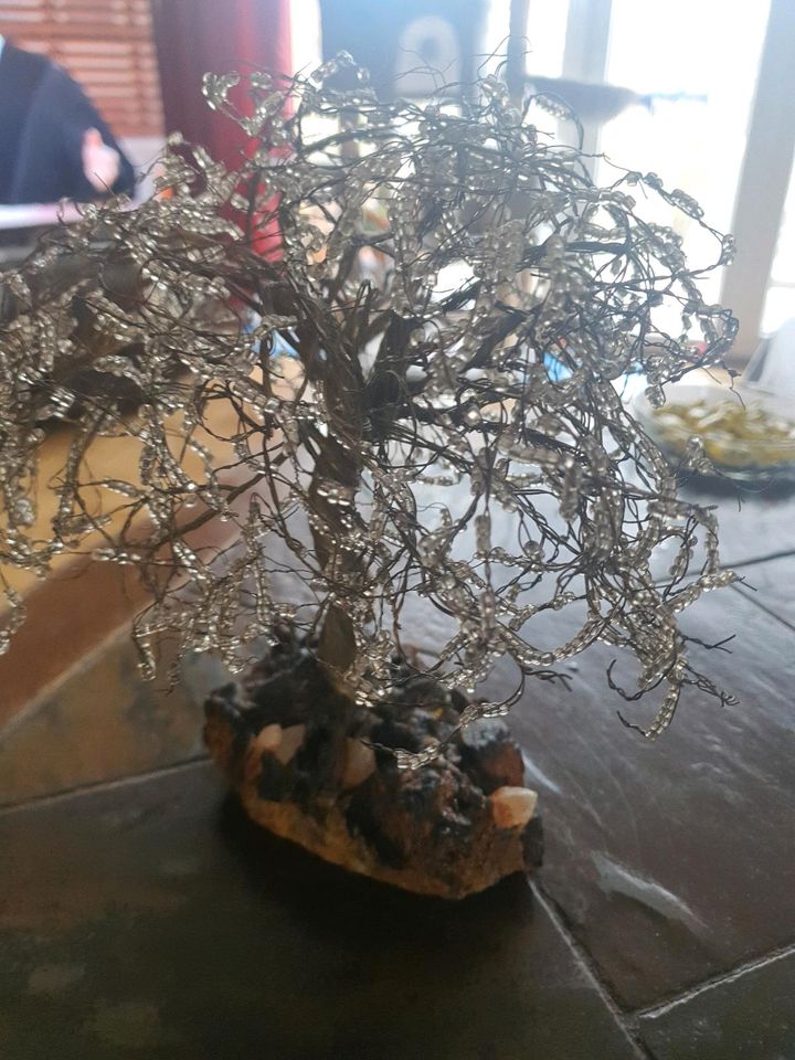 Einen Dekorationbaum aus Stahl mit Perlen in Moosburg a.d. Isar