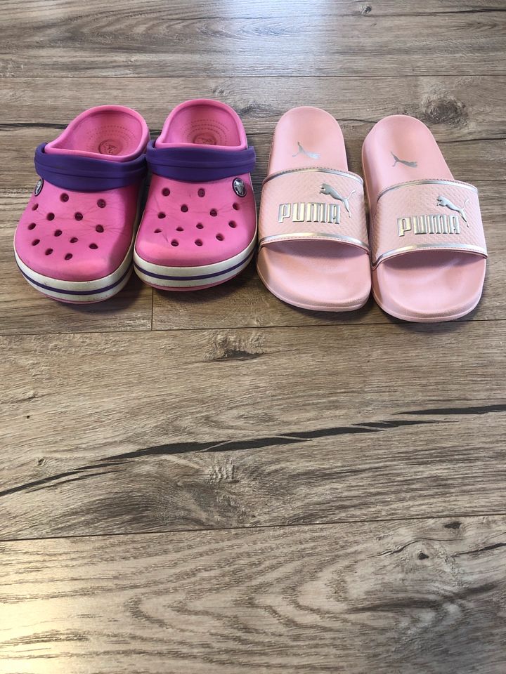 Badeschuhe, crocs, puma Sandalen, Schlappen 32 in Lage