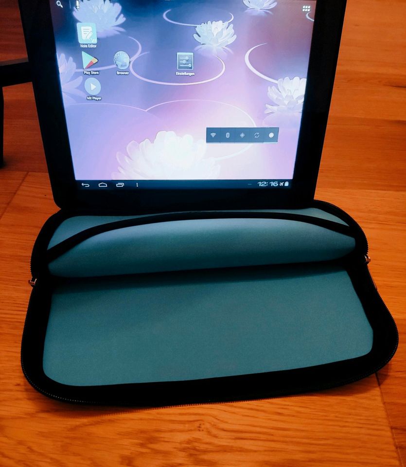 Tolles 9,7" Tablet in silber mit passender Hülle in Barby