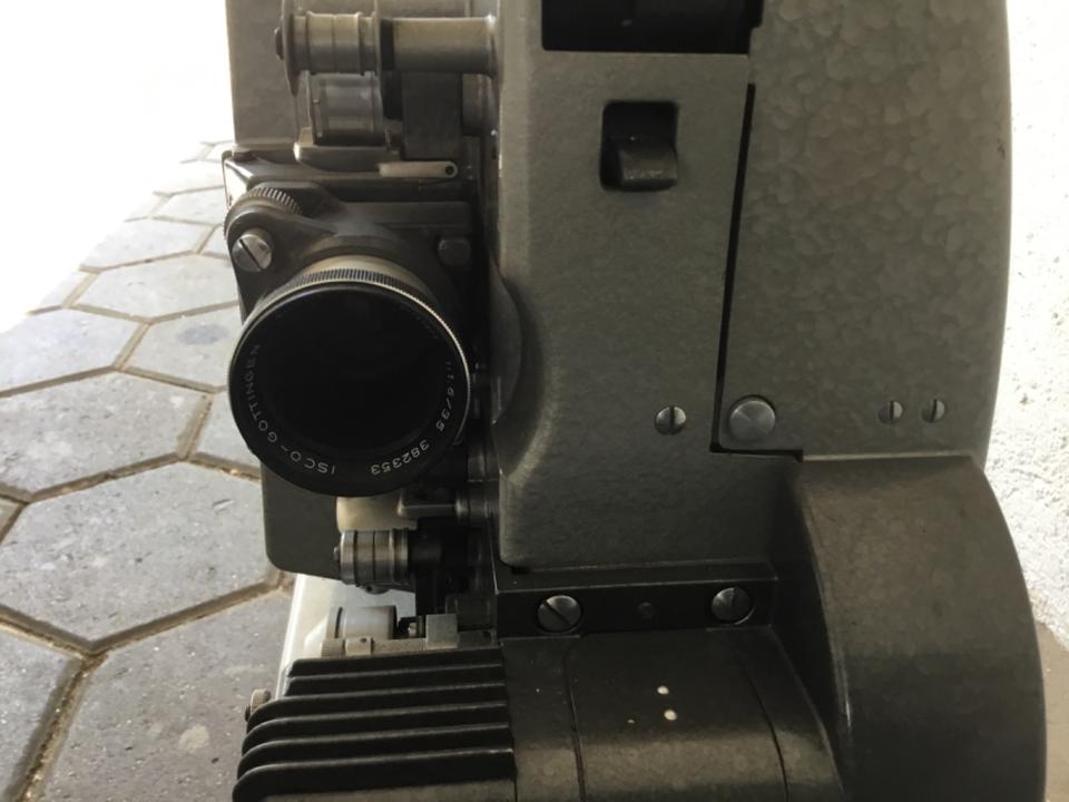 Historischer Filmprojektor mit Verstärker Bauer P5 16mm 1960 in Hamburg