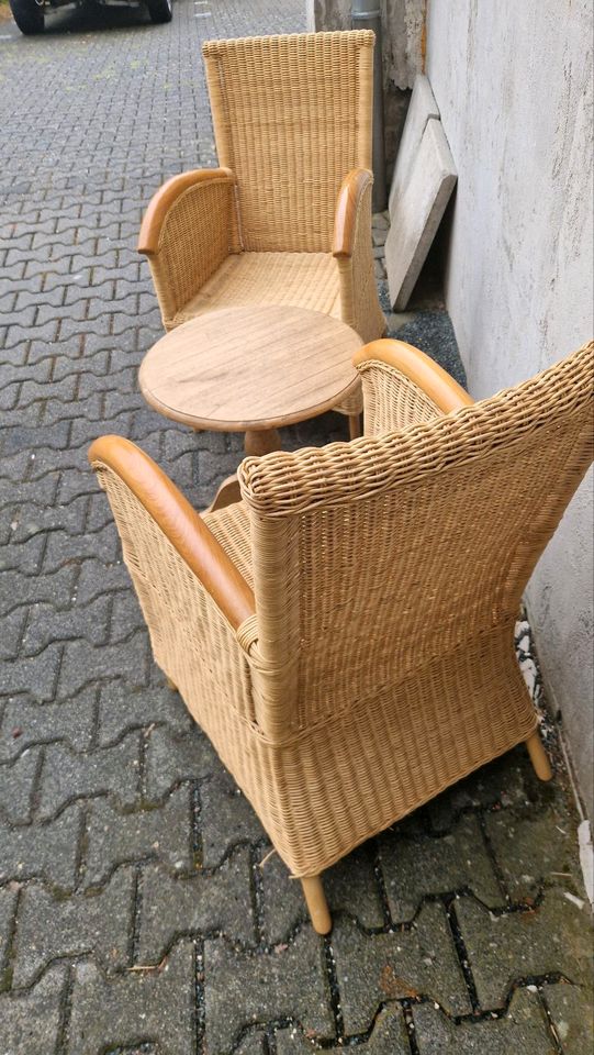 Rattansessel mit Runde Holz Tisch in Schmitten