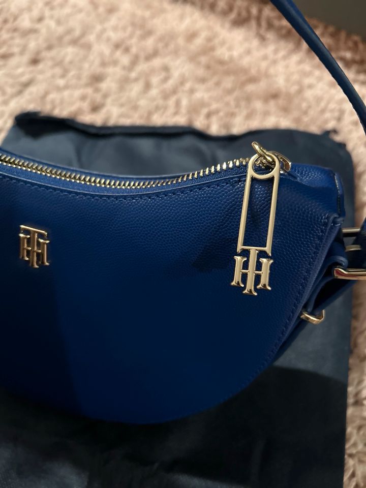 Neu Tommy Hilfiger Tasche blau Gold Halbmond in München