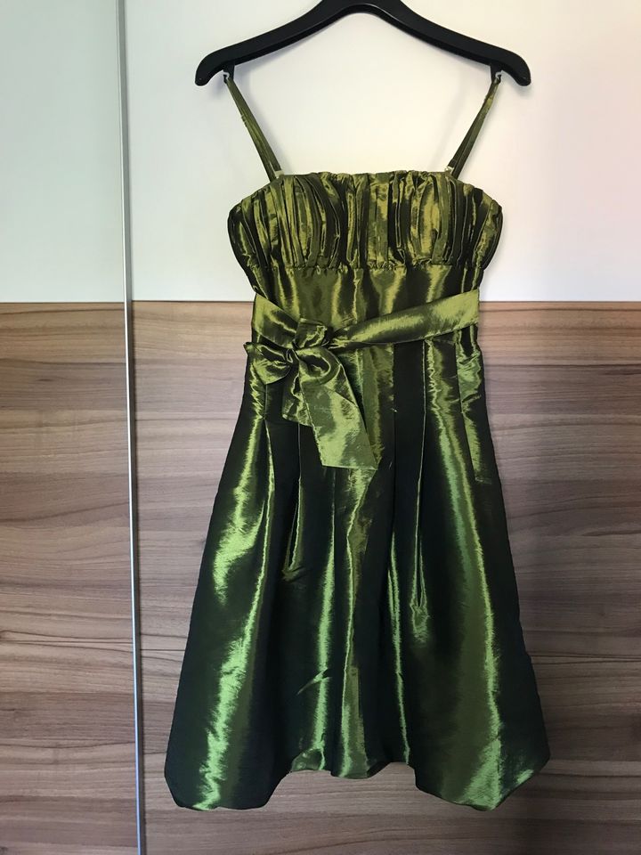 Ballkleid / Cocktailkleid / glänzend / olive / khaki / Größe 34 in Thannhausen