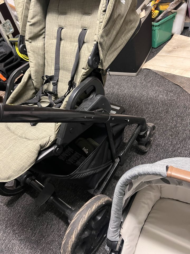 Kinderwagen mit Zubehör in Duisburg