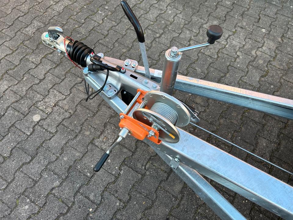 3.500kg Anhänger Hochlader Transporter Vermietung Auto mieten in Wolfsegg