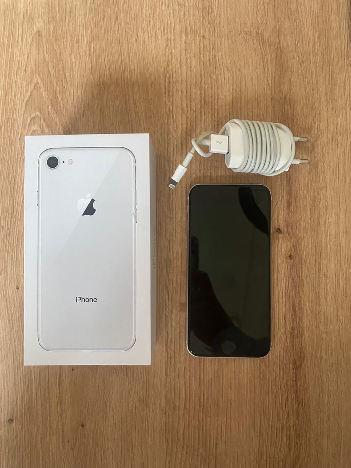 iPhone 8 mit Kabel und Verpackung in Freudenberg