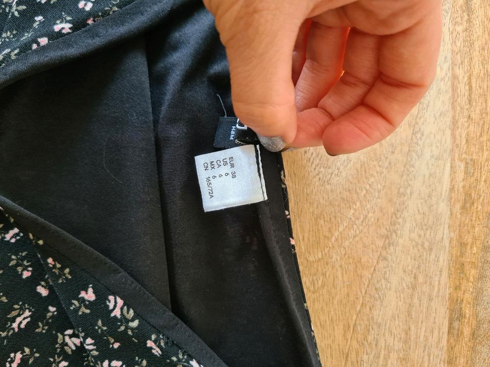 ❗️süßer Rock - schwarz mit Blümchen - Gr. 38 - H&M ❗️ in Bützow