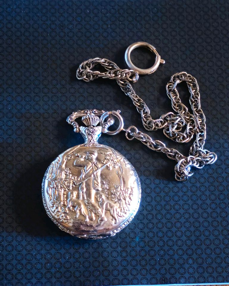 Schöne Taschenuhr mit Sprungdeckel und Kette, Geneva in Euskirchen