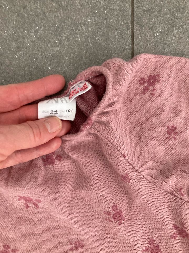 Kombi Kleid Mädchen von Zara in 104 in Weinstadt