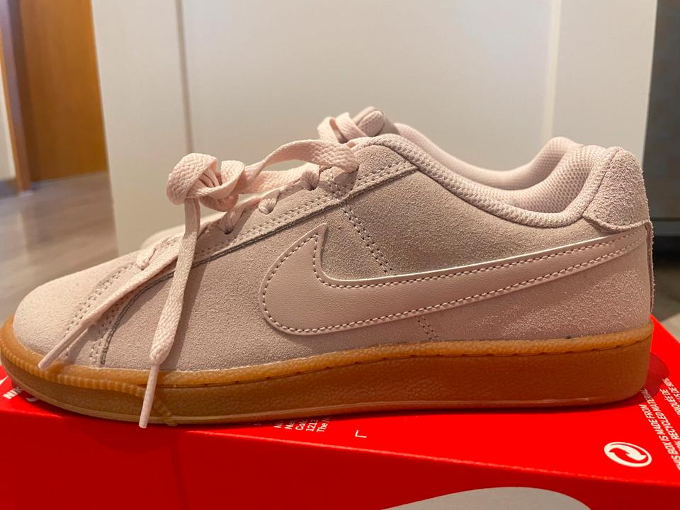 Nike court royale suede rosa deals