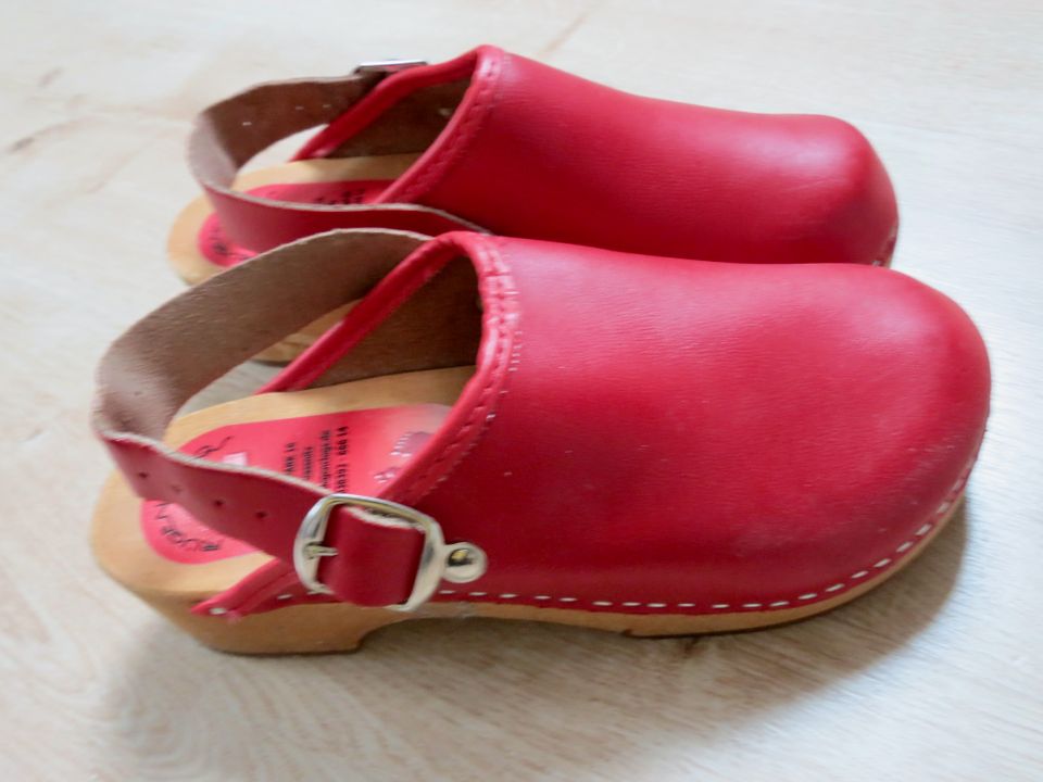 Rote Kinderclogs, Rügenclogs mit Fersenriemen in Kiel