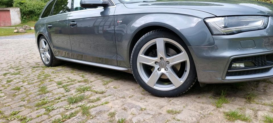 Audi A4 8Jx18 ET41 Alufelgen 245/40 R18 97Y Allwetterreifen neu in Lage