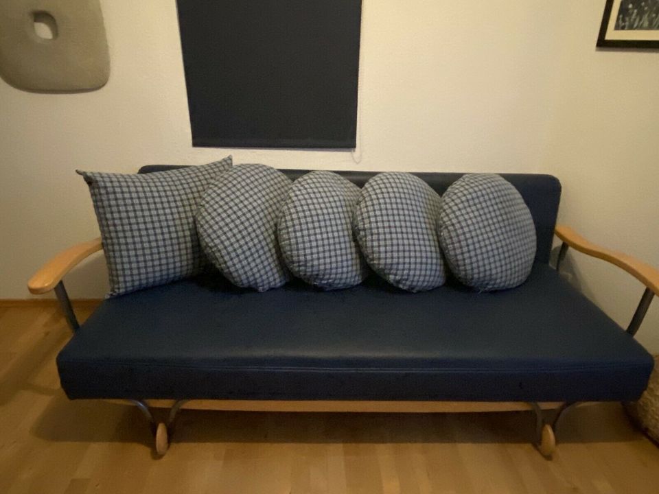 Schlafsofa, mit 5 Kissen in Ortenberg