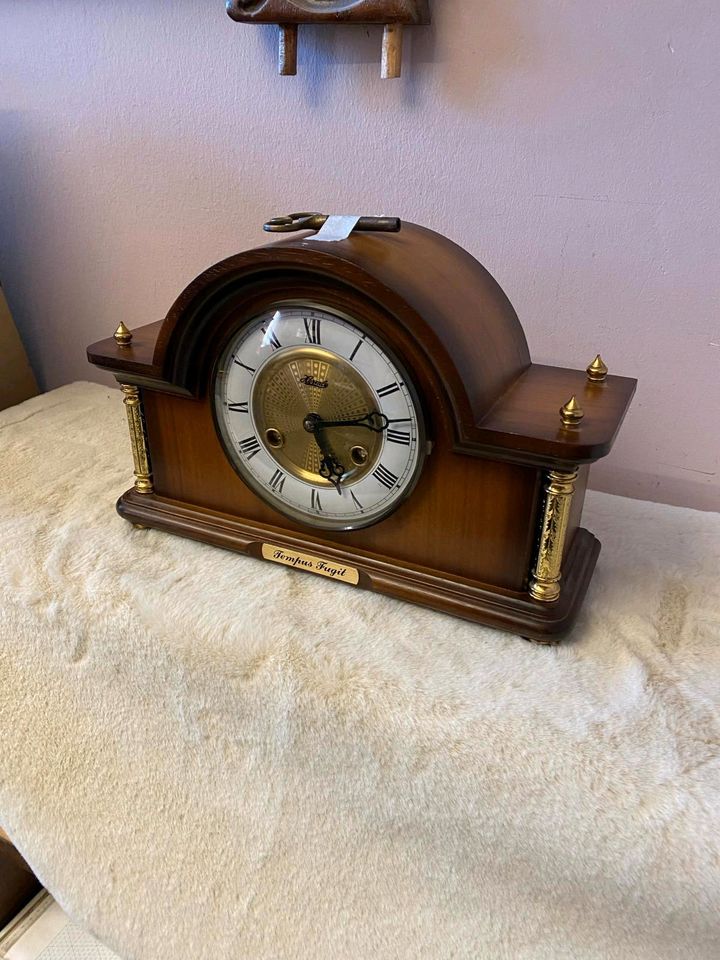Alt Hermle Uhr Kaminuhr Tischuhr Retro Vintage Holz Vollfunktion in Groß-Gerau