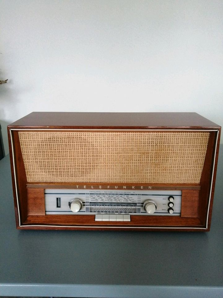 Altes Telefunken Largo 1462 Radio, Röhrenradio, Top Zustand in Lorsch