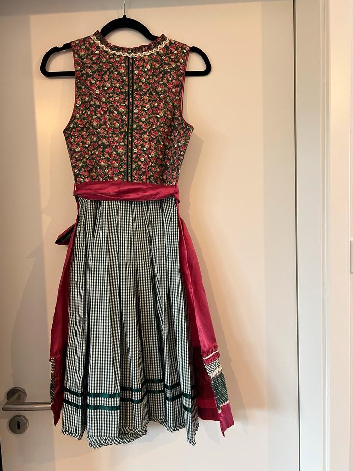 Krüger Madl Dirndl weinrot pink samt grün Blumen Wiesn 34 in München