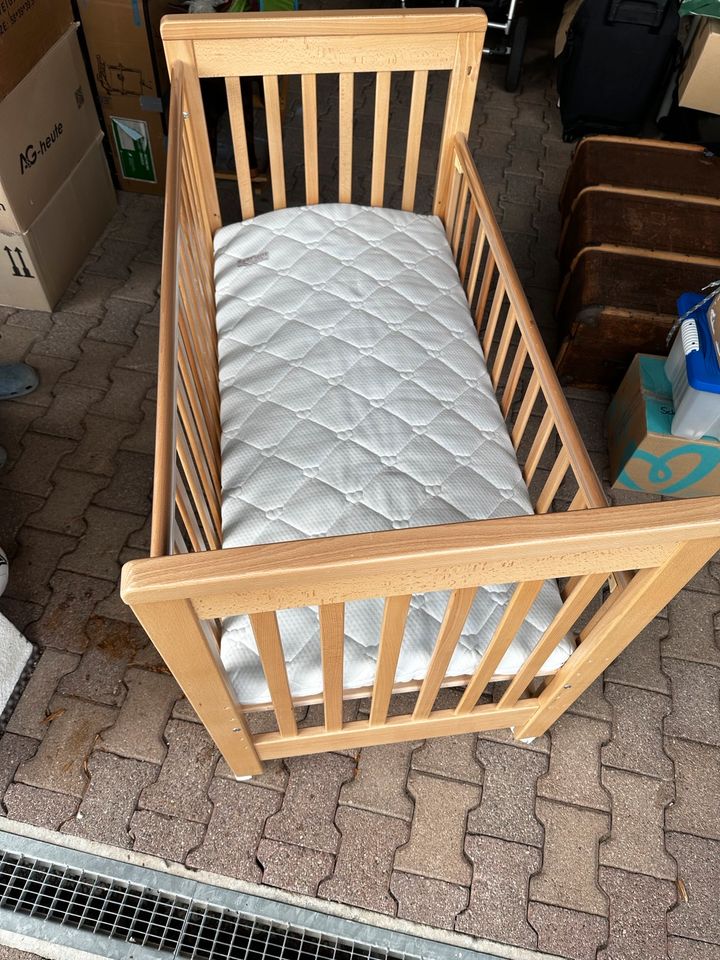 Treppy Babybett Kinderbett höhenverstellbar Holz mit Kantenschutz in Heitersheim