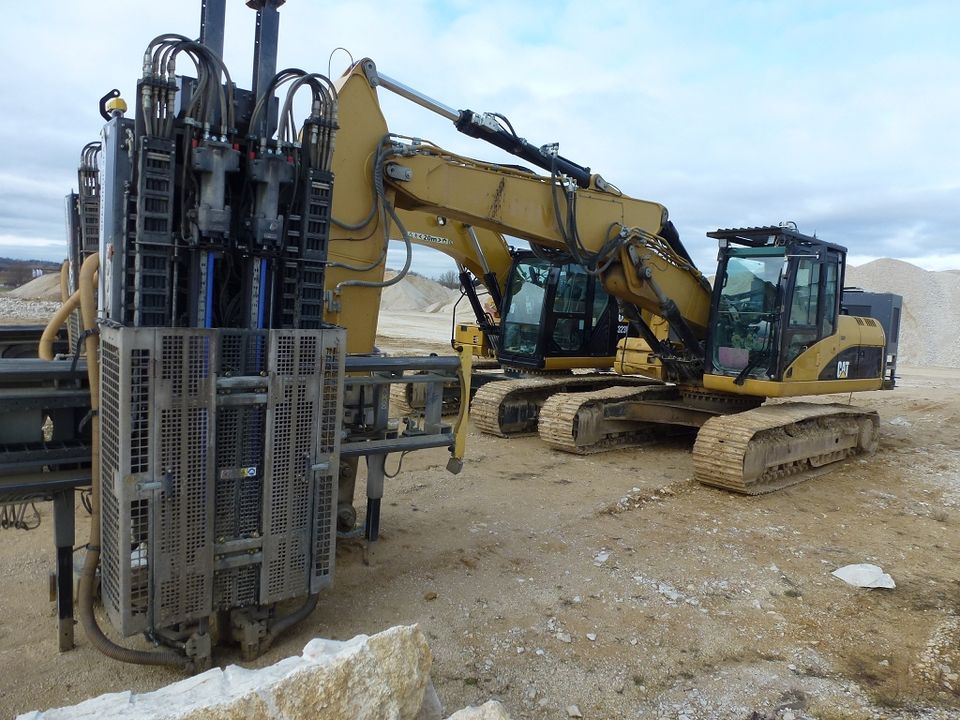 Kettenbagger CATERPILLAR & LIEBHERR mit Bohrgeräten in Eichstätt