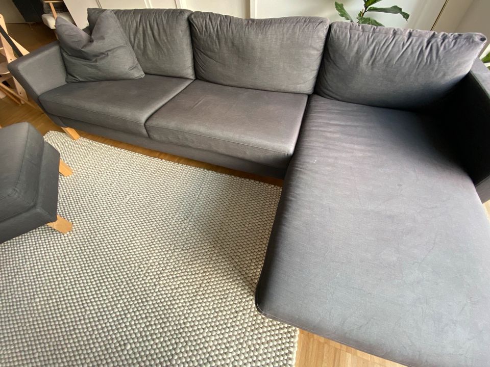Couch dunkelgrau + Hocker in Nürnberg (Mittelfr)