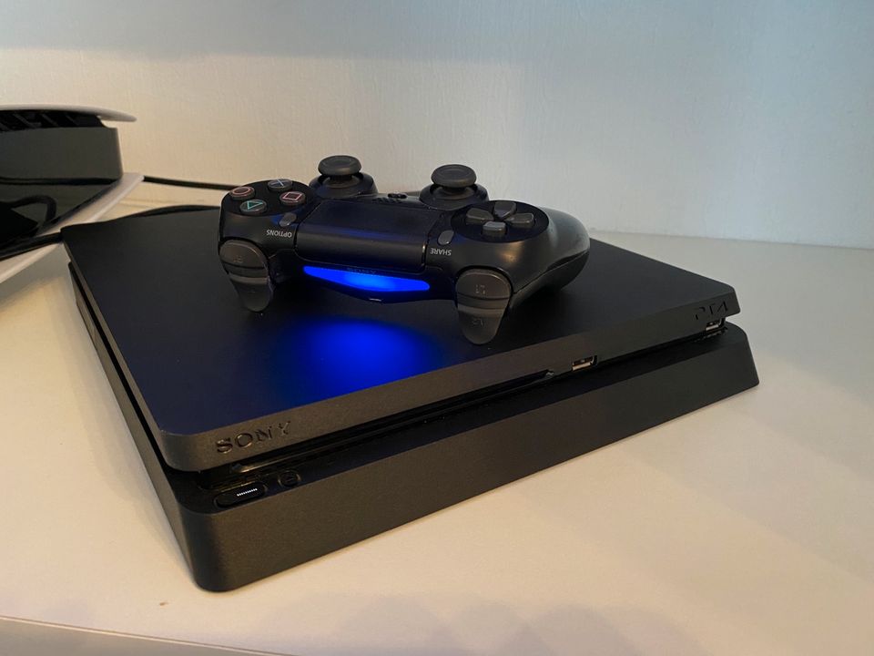 PS4 Slim 1TB - Top Zustand! + 4 Spiele / 1 Controller in Bremen