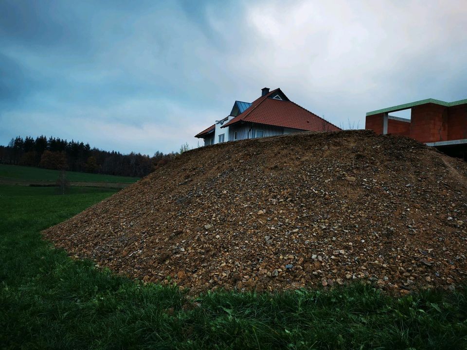 Erdaushub Erde verfüllen Material Hausbau Garten Boden auffüllen in Freudenberg