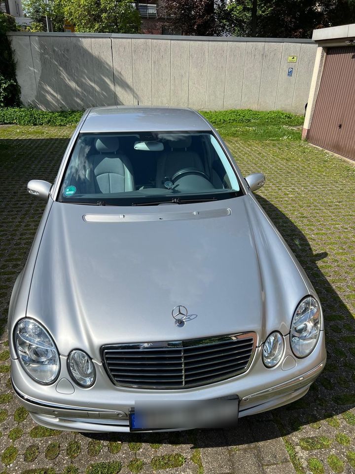 Mercedes Benz E240    Benzin   1 Hand  Automatik in Bottrop