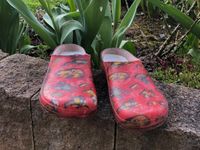 Schlappen, Clogs rot mit Fahrzeugen, Gartenschuhe Hessen - Linsengericht Vorschau