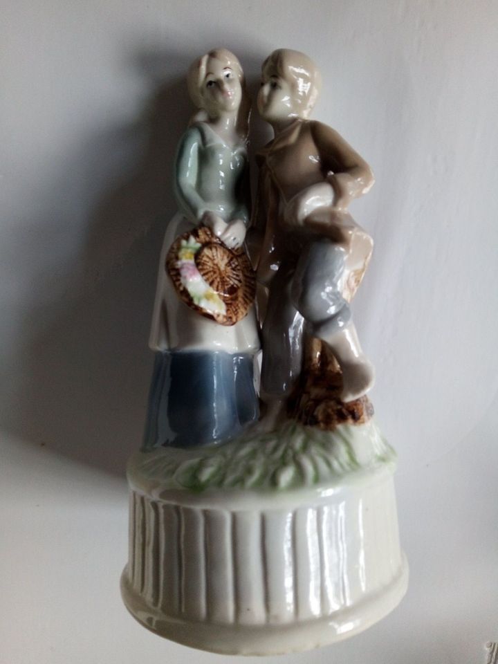 ♣Wunderschöne hübsche fein gearbeitete Porzellan-Figur Liebespaar in Westoverledingen