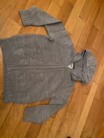 110/ 5 J Strickjacke grau Reißverschluss Kapuze Jungen 100% bwl Berlin - Wilmersdorf Vorschau