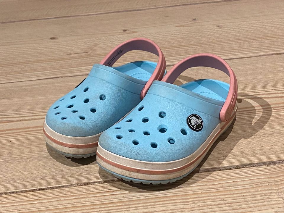 Crocs, hellblau/rosa, Gr. 9 (25-26) in Grub a. Forst