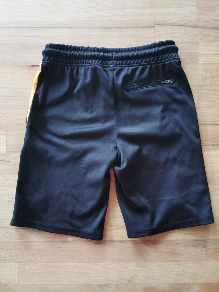 Shorts Sportshorts für Jungen 134 in Schwarz/Orange in Gutach (Schwarzwaldbahn)