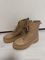 Stradivarius Boots beige gr 38 neu Duisburg - Fahrn Vorschau