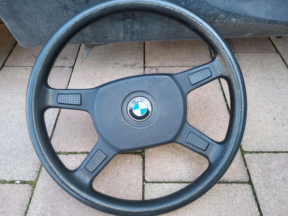 BMW E30 Orginallenkrad guter Zustand. in Buch