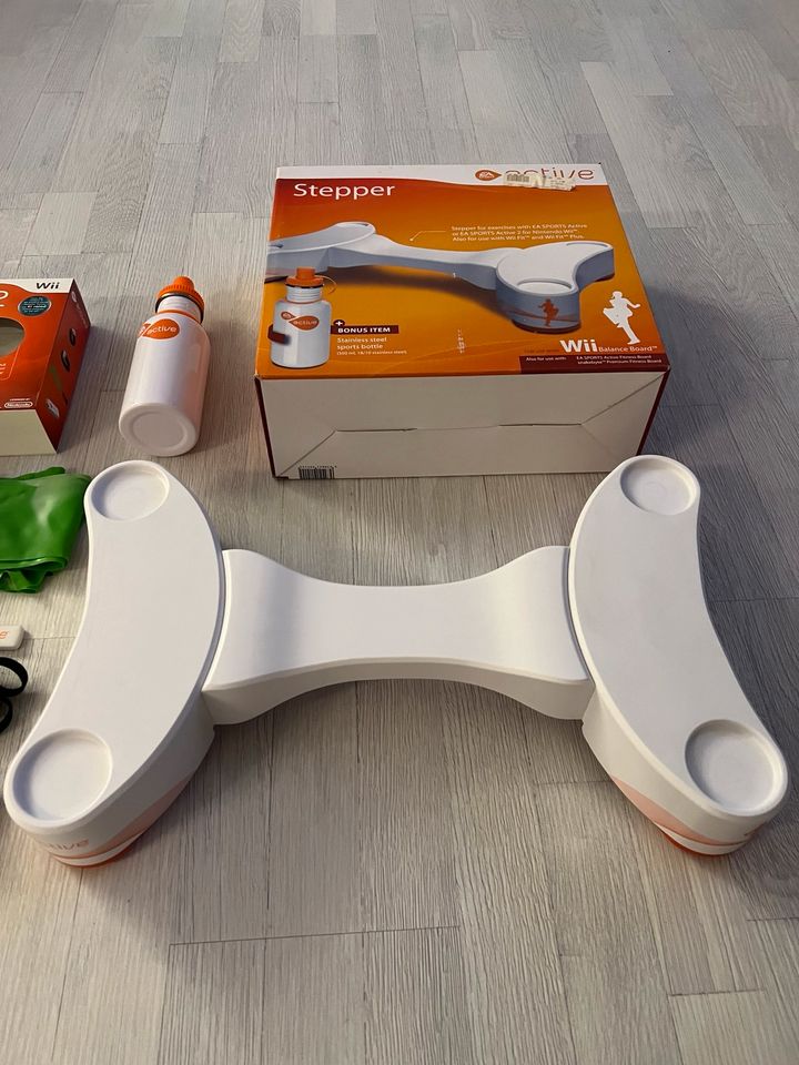 Nintendo Wii Active 2 + EA Sports Active Stepper + Trinkflasche in Selent