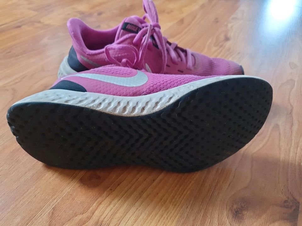 Nike Sneaker Gr. 35,5 in Schöningen