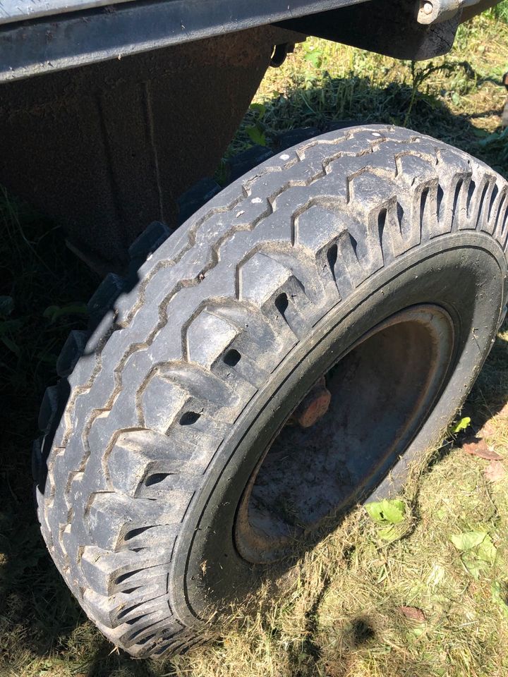 Traktor Anhänger zum Kippen in Taunusstein