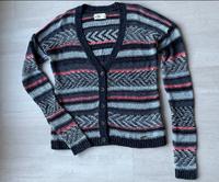 Hollister Strickjacke grob blau/grau/rosa V-Ausschnitt Gr. S Hessen - Nidderau Vorschau