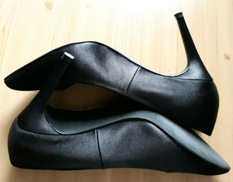 Damen Pumps  / High Heels  Gr.39  Schwarz in Bad Oeynhausen