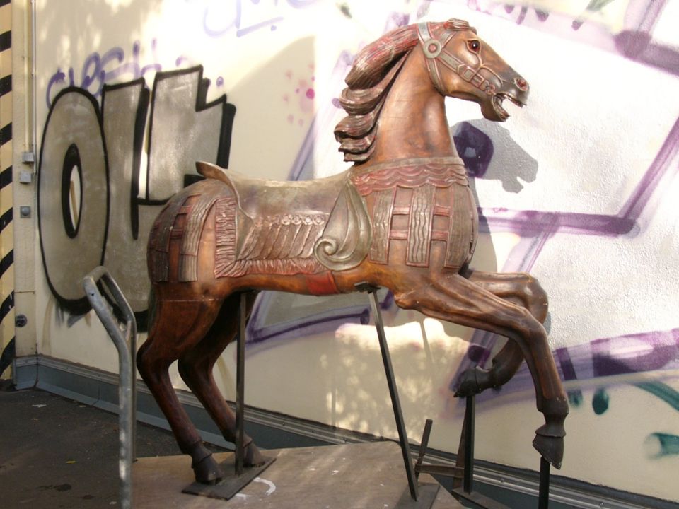 Großes geschnitztes Pferd aus der Kaiserzeit · Antik Original in Berlin