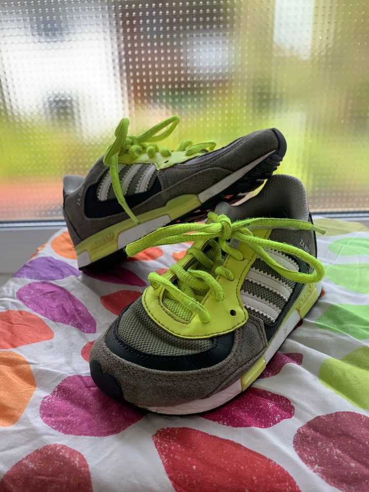 Adidas Sneaker olivgrün in Metten