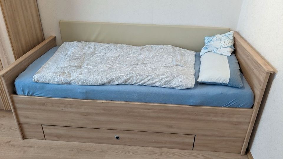 Einzelbett mit/ohne Matratze (passender Nachttisch verfügbar) in Hamburg
