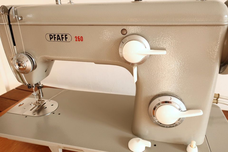 Profi Nähmaschine PFAFF 260, Direkt-Antrieb, 80W, näht auch Leder in Hamburg